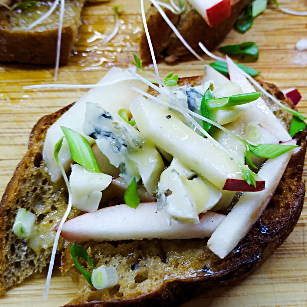 Датский бутерброд с голубым сыром и яблоком