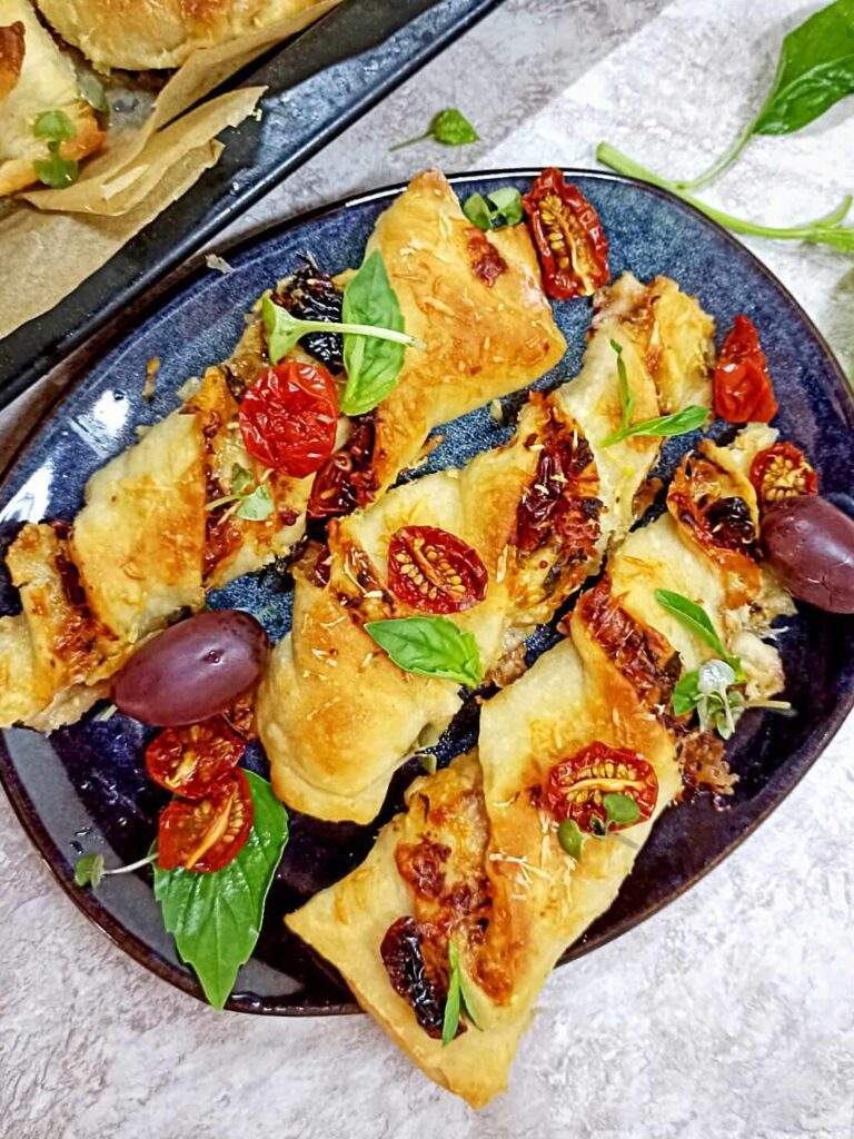 Итальянский пирог с моцареллой, вяленными томатами и оливками.