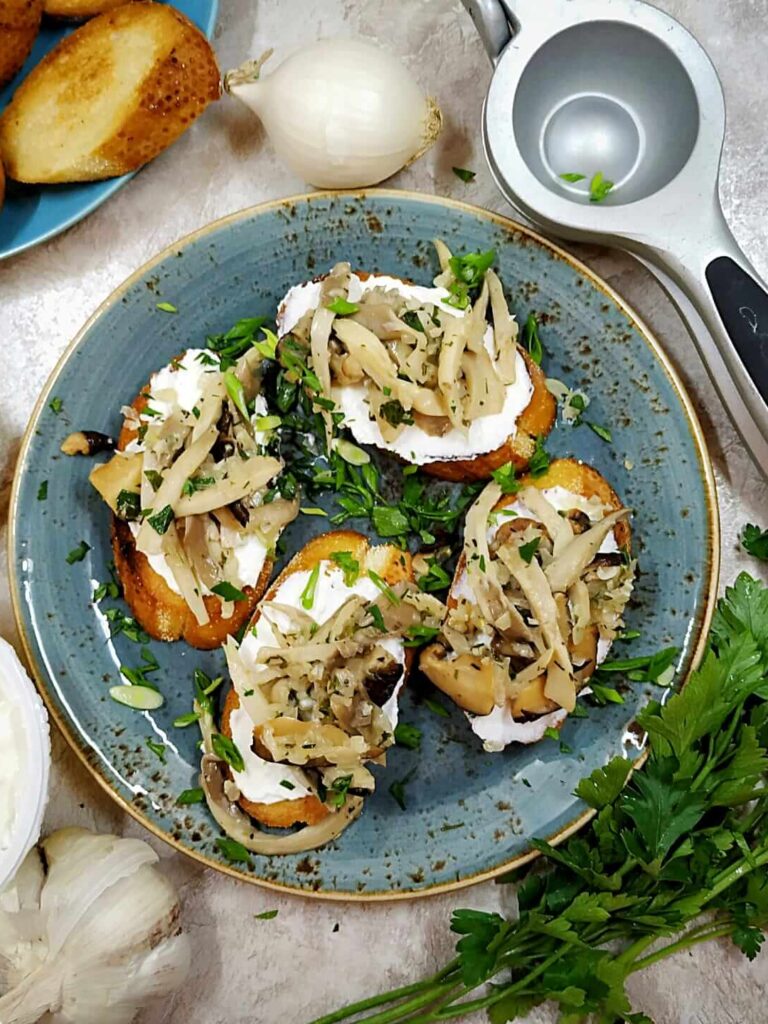 Бутерброды с грибами — 19 рецептов с фото пошагово