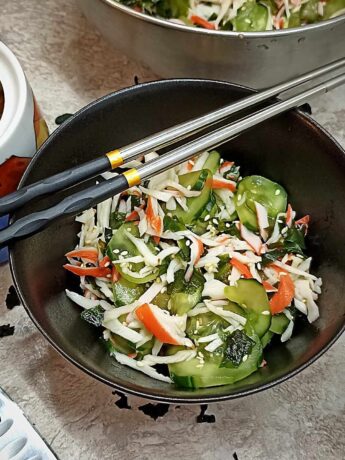 Японский салат с огурцом и крабовыми палочками