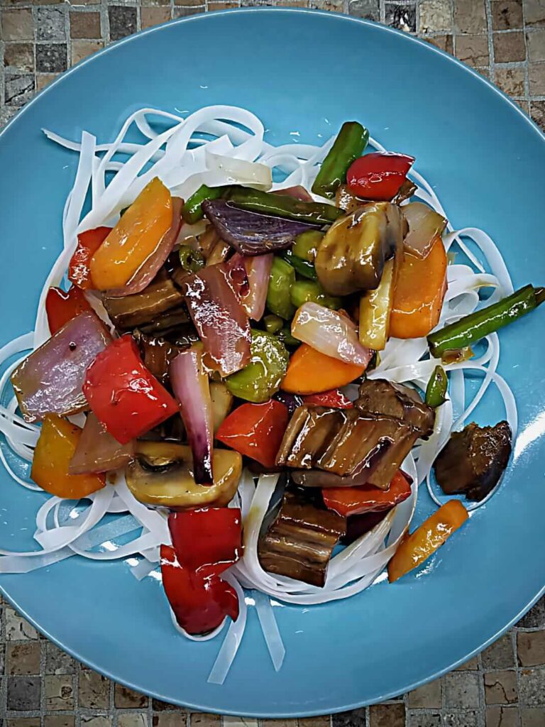Рисовая лапша с говядиной и овощами