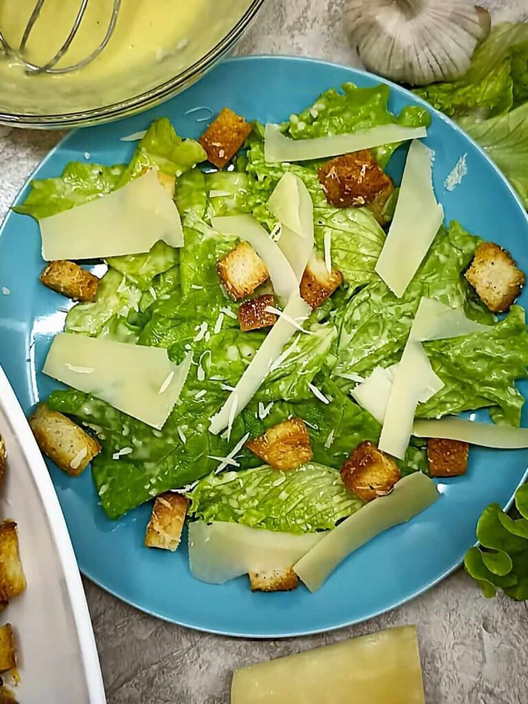 Салат Цезарь с креветками за 20 минут: простой пошаговый рецепт